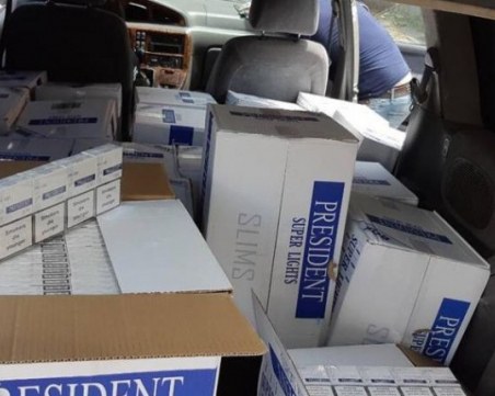 Полицаи спряха за проверка кола в Пловдив, оказа се натъпкана с цигари