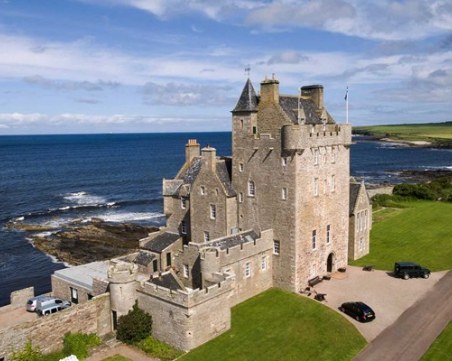 Пуснаха за продан шотландски замък от XV век! В него има 32 спални и собствен бар