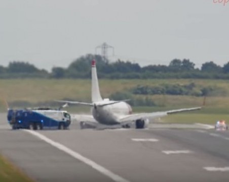 Самолет на Норвегиън Еър се приземи екстремно! Гумите му се пръснаха на парчета ВИДЕО