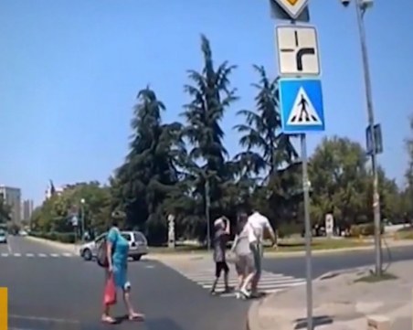 Шофьор и пешеходец се сбиха на кръстовище ВИДЕО