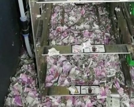 Техници откриха хиляди долари, изгризани от мишки, в неработещ банкомат ВИДЕО
