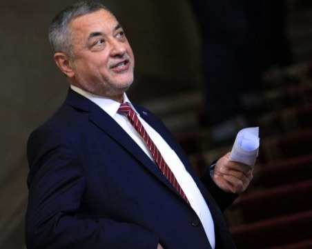 Валери Симеонов: На майките не им е работа колко струва самолетният билет на зам.-министърката