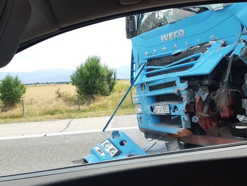 Два камиона се удариха на магистралата край Пловдив, движението е затруднено СНИМКИ