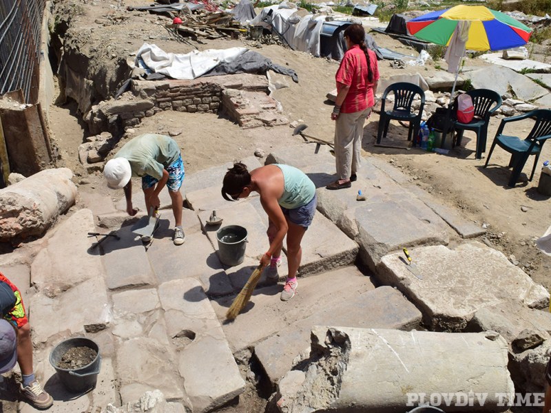 Пловдивски археолози откриха главната порта откъм късноантичната сграда Ирини СНИМКИ
