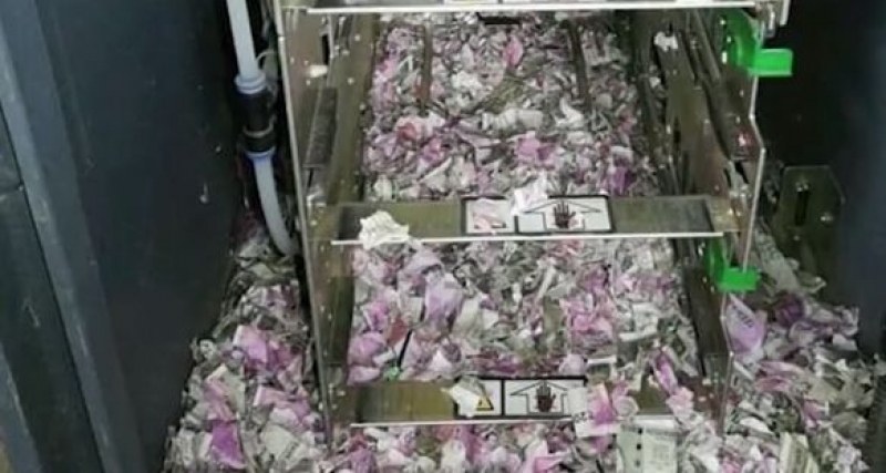 Техници откриха хиляди долари, изгризани от мишки, в неработещ банкомат ВИДЕО