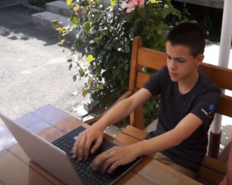 12-годишен от доспатско село впечатли Google, разработи две приложения