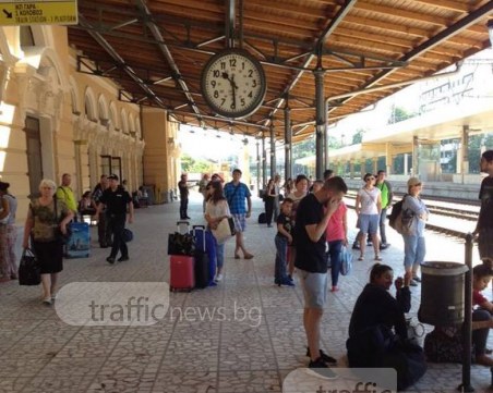 2 часа вече пътниците на гара Пловдив чакат влака за Бургас! Дочакаха го! СНИМКА