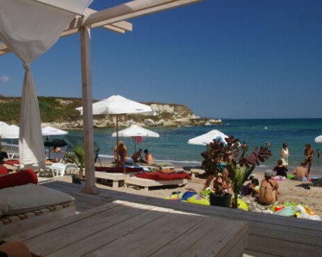 Българското Сен Тропе удари и Слънчака с цени – шезлонг с чадър струва 30 лева