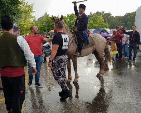 Младежът, който отиде на бала с кон, отваря собствено ранчо край Пловдив СНИМКИ и ВИДЕО