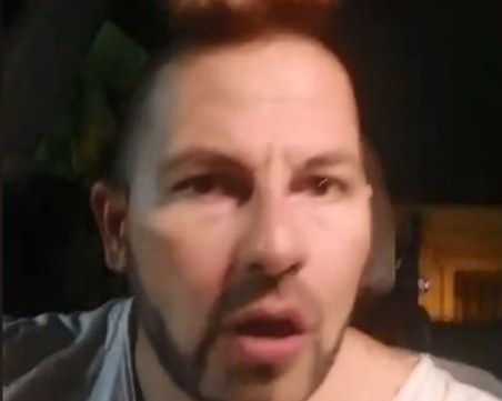 Елегантна дама с високи токчета избута от паркомясто млад мъж в инвалидна количка ВИДЕО