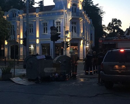 Пожарникари гасиха контейнери на метри от полицията в Пловдив СНИМКИ