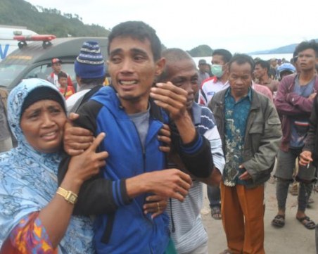 Продължава издирването на близо 200 души, потънали с ферибот в индонезийско езеро