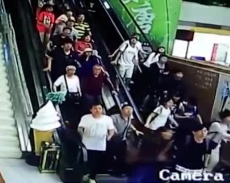 Таван в мол се стовари върху ескалатор, пълен с хора ВИДЕО