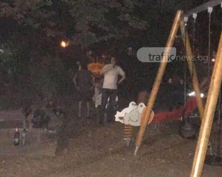 Вандалщина в Пловдив! Дрогирани рушат детски кът в центъра СНИМКИ