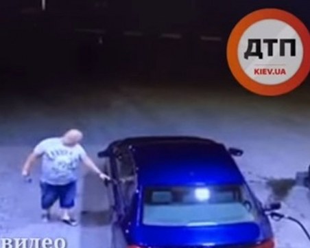 Взрив на бензиностанция! Разсеян забрави да извади пистолета от колонката и я помете ВИДЕО