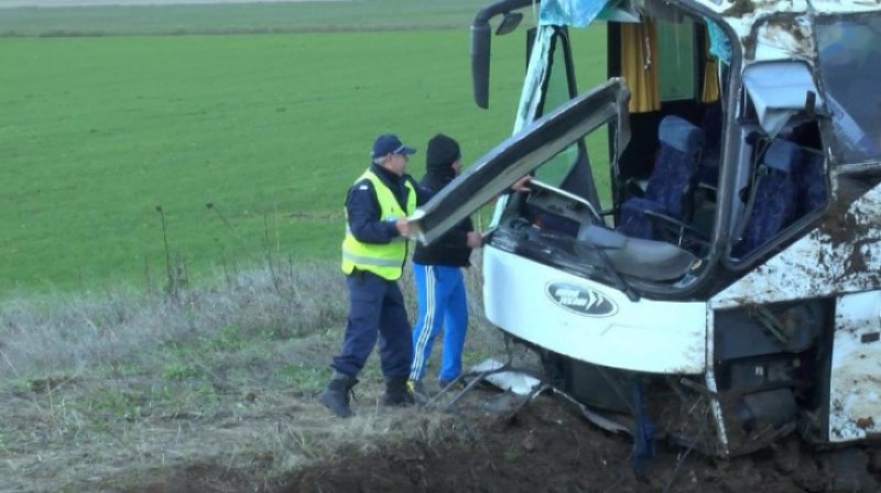 Автобус и товарен автомобил се помляха край Добрич, има пострадали