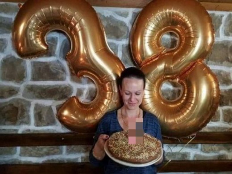 Директорка на училище се похвали със забучен на торта... пенис СНИМКА 18+