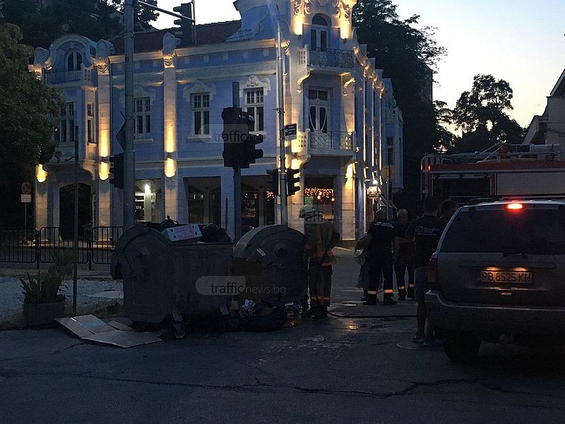 Пожарникари гасиха контейнери на метри от полицията в Пловдив СНИМКИ