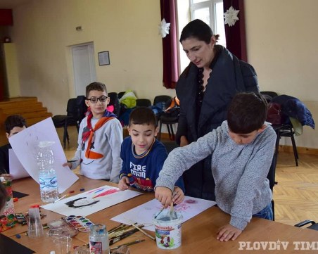 75 деца рисуват по античния мит за Медея