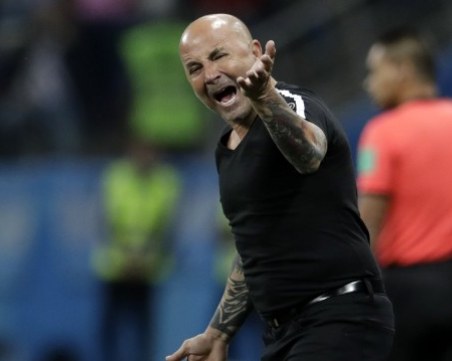 Бунт в Аржентина! Играчите скочиха на треньора, искат незабавна смяна