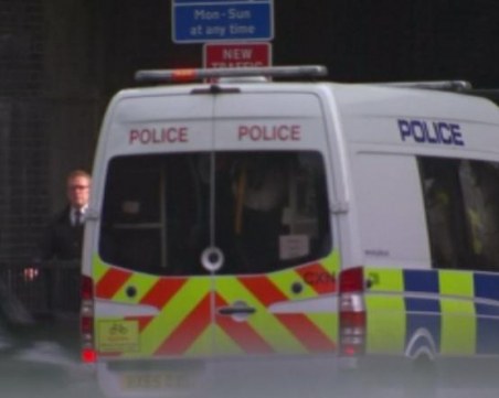 Евакуираха стотици души в Лондон заради сигнал за бомба