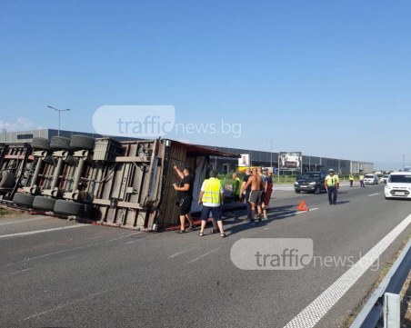 Голяма тапа се образува на АМ Тракия след катастрофата с тира СНИМКИ и ВИДЕО