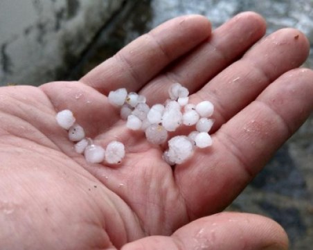 Гръмотевична буря и градушка удариха Костинброд