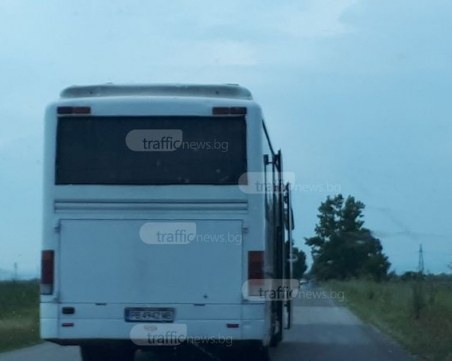 Опасно! Междуградски автобус праши с отворени врати край Пловдив, шари от лента в лента СНИМКИ