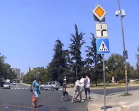 Пешеходец и шофьор си размениха ритници и юмруци след спор на пътя СНИМКИ