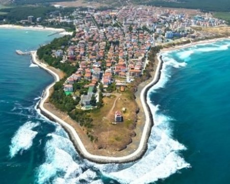 Рай за плажуващите! Обявиха атрактивна цена за чадър и шезлонг в Приморско
