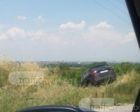 Тежка катастрофа до Пловдив! Ауди полетя в канавката СНИМКА