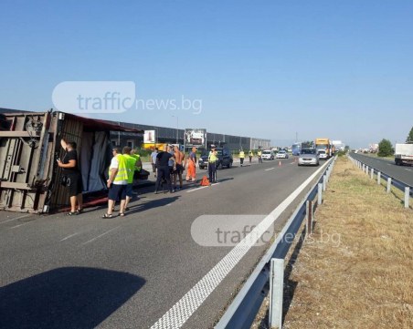 Тир се обърна на АМ Тракия край Пловдив! Движението е затруднено