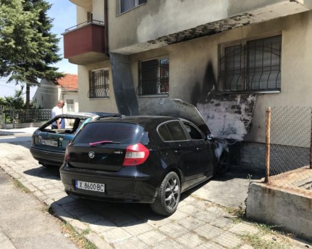 Пловдивски автомобил изгоря като факла в Хасково СНИМКА