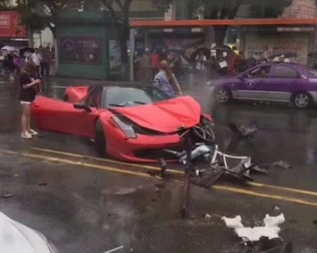 Жена потроши Ферари за един милион само за секунди ВИДЕО и СНИМКИ