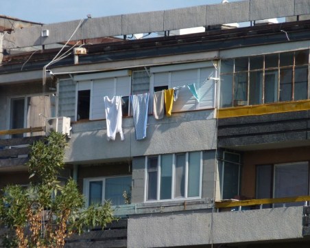 Жена тръгна да простира и полетя от терасата