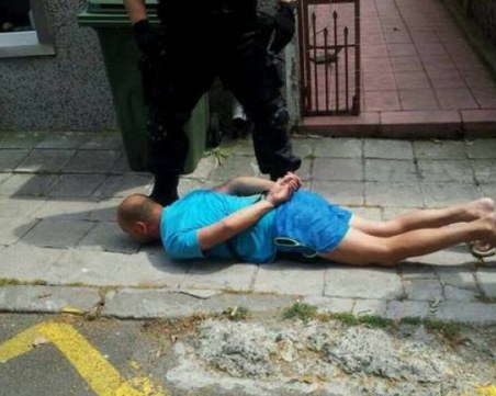 Зрелищен арест! Спец полицаи проснаха на земята известен дилър СНИМКИ