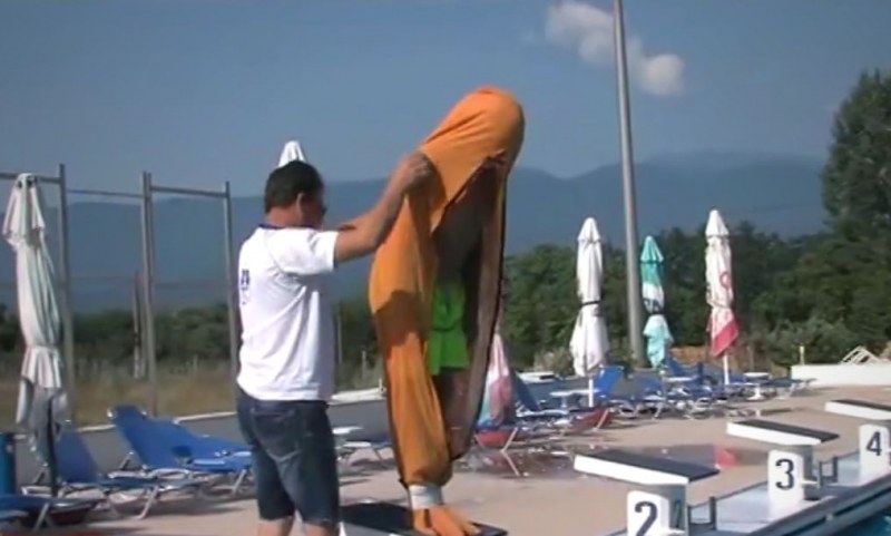Българин се опитва да счупи рекорд на Гинес, като плува с чувал ВИДЕО