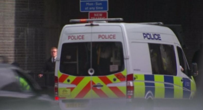 Евакуираха стотици души в Лондон заради сигнал за бомба