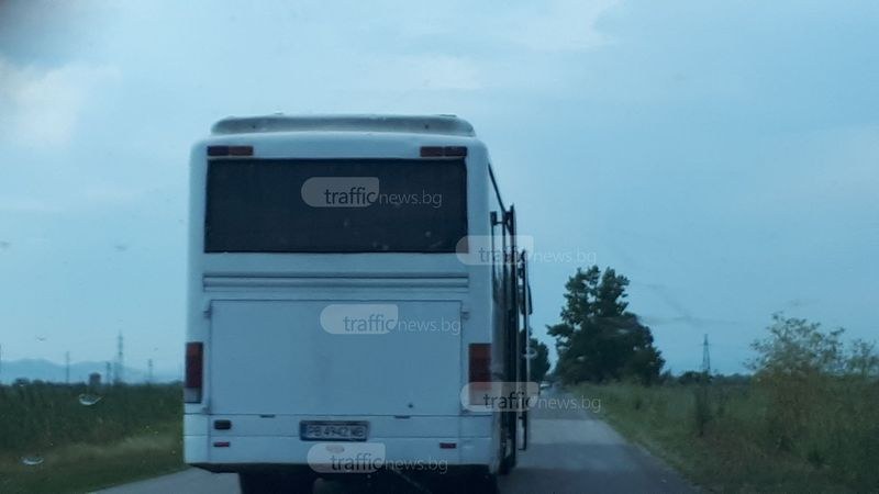 Опасно! Междуградски автобус праши с отворени врати край Пловдив, шари от лента в лента СНИМКИ
