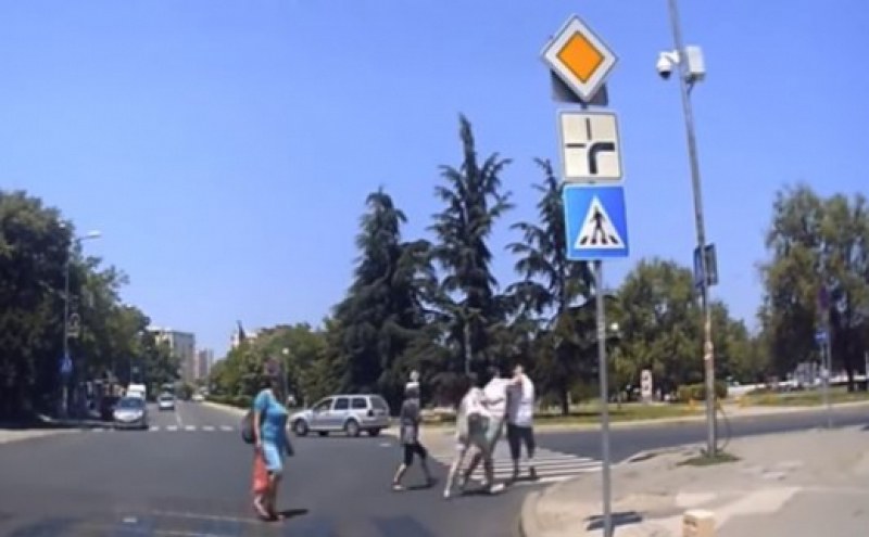 Пешеходец и шофьор си размениха ритници и юмруци след спор на пътя СНИМКИ