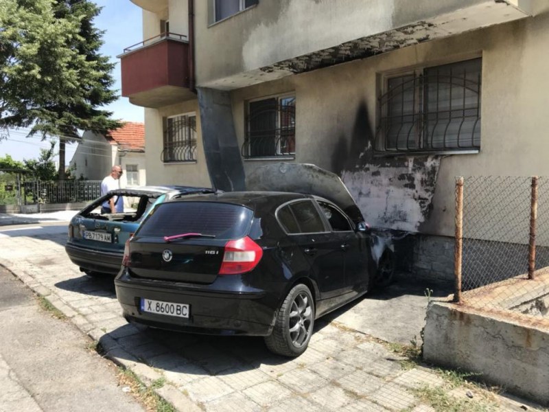 Пловдивски автомобил изгоря като факла в Хасково СНИМКА
