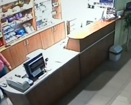 17-годишен опита да ограби бензиностанция, смела касиерка го спря ВИДЕО