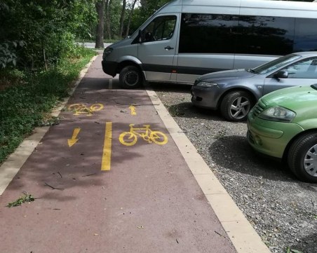 Софиянец се опита да влезе с микробус в Лаута, паркира върху велоалеята СНИМКИ