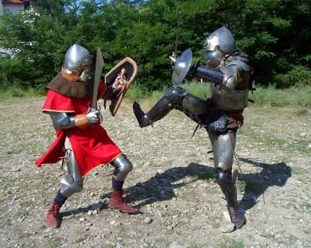 Старт: Стреляне с лък и камъни, надбягване с чували и още средновековни забавления в Пловдив