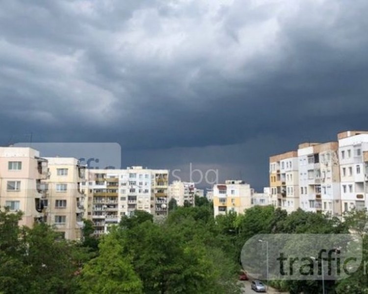 Ураганно в Пловдив! Жълт код за вятър и дъжд почти в цялата страна