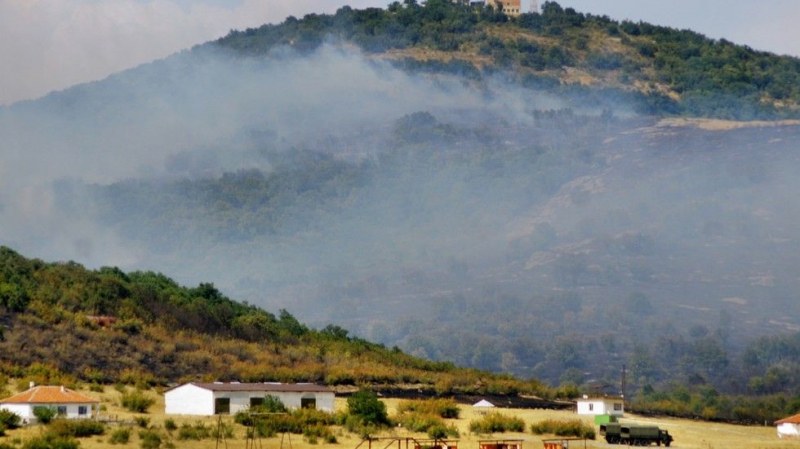 100 декара гора гори на Бакаджика, огнеборци се борят със стихията