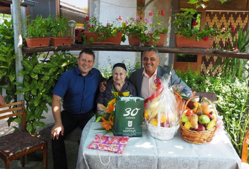 100-годишната баба Цветана от Пловдивско е стъпвала само веднъж в болница, обича сладко и мента