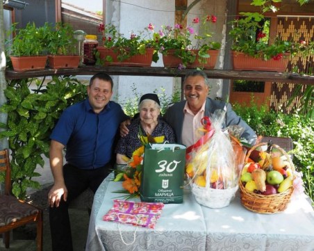 100-годишната баба Цветана от Пловдивско е стъпвала само веднъж в болница, обича сладко и мента