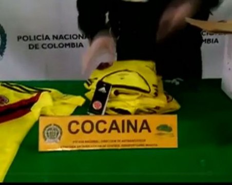 Дилър опита да прекара 5 килограма кокаин във футболни фланелки