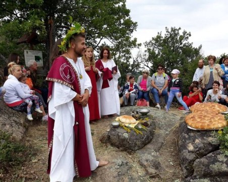 Древен ритуал, хляб от лимец и сач по тракийски омаяха туристите край Брезово на Еньовден СНИМКИ